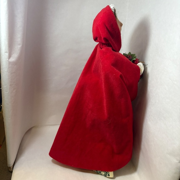 Byers Choice WILLIAMSBURG Colonial Caroler Woman W/Basket of Red Apples Tags - Picture 8 of 10